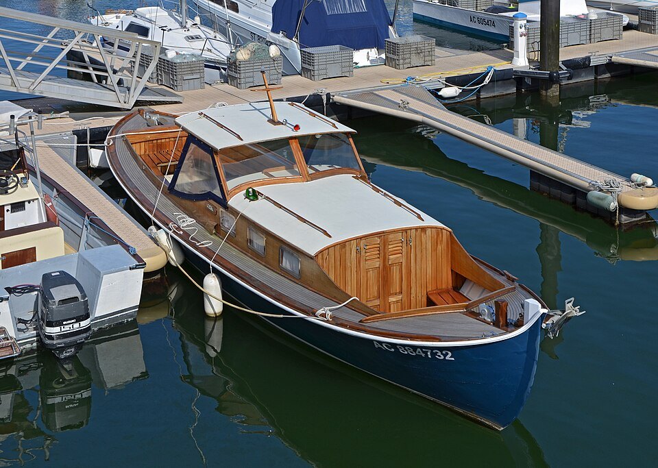 A traditional pinasse in Arcachon harbour