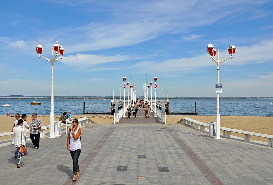 Thiers pier seen from the bay