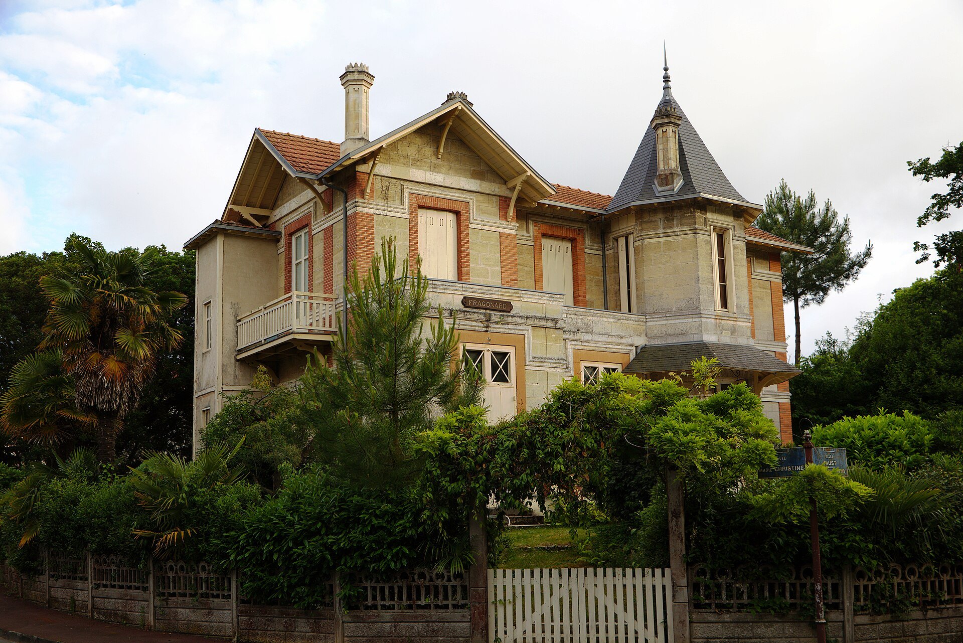 Details of Villa Fragonard in Arcachon